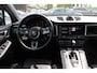 Porsche Macan 2.9 Turbo / Panoramadak / 360Camera / Adaptieve Stoelen / Luchtvering / Matrix LED / Sportuitlaat / 21'' / Sportchrono / Dodehoek / CarPlay / Stoel+Stuurverwarming / Dodehoek / DAB / ACC