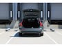 Volvo V60 T6 Plug-in hybrid AWD Ultra Dark | Beschikbaar vanaf 10-2026 | Exterieur Styling Kit | Adaptieve Cruise Control met Pilot Assist | Premium audio by Harman Kardon | 360 graden camera | Elektrisch bedienbaar panoramisch schuif-/kanteldak | Stoelverwarming | Elektrische voorstoelen met geheugen | Stuurwielverwarming | Semi-elektrische trekhaak |