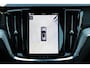 Volvo V60 T6 Plug-in hybrid AWD Ultra Dark | Beschikbaar vanaf 10-2026 | Exterieur Styling Kit | Adaptieve Cruise Control met Pilot Assist | Premium audio by Harman Kardon | 360 graden camera | Elektrisch bedienbaar panoramisch schuif-/kanteldak | Stoelverwarming | Elektrische voorstoelen met geheugen | Stuurwielverwarming | Semi-elektrische trekhaak |