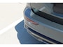 Volvo V60 T6 Plug-in hybrid AWD Ultra Dark | Beschikbaar vanaf 10-2026 | Exterieur Styling Kit | Adaptieve Cruise Control met Pilot Assist | Premium audio by Harman Kardon | 360 graden camera | Elektrisch bedienbaar panoramisch schuif-/kanteldak | Stoelverwarming | Elektrische voorstoelen met geheugen | Stuurwielverwarming | Semi-elektrische trekhaak |