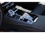 Volvo V60 T6 Plug-in hybrid AWD Ultra Dark | Beschikbaar vanaf 10-2026 | Exterieur Styling Kit | Adaptieve Cruise Control met Pilot Assist | Premium audio by Harman Kardon | 360 graden camera | Elektrisch bedienbaar panoramisch schuif-/kanteldak | Stoelverwarming | Elektrische voorstoelen met geheugen | Stuurwielverwarming | Semi-elektrische trekhaak |