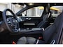 Volvo V60 T6 Plug-in hybrid AWD Ultra Dark | Beschikbaar vanaf 10-2026 | Exterieur Styling Kit | Adaptieve Cruise Control met Pilot Assist | Premium audio by Harman Kardon | 360 graden camera | Elektrisch bedienbaar panoramisch schuif-/kanteldak | Stoelverwarming | Elektrische voorstoelen met geheugen | Stuurwielverwarming | Semi-elektrische trekhaak |