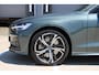 Volvo V60 T6 Plug-in hybrid AWD Ultra Dark | Beschikbaar vanaf 10-2026 | Exterieur Styling Kit | Adaptieve Cruise Control met Pilot Assist | Premium audio by Harman Kardon | 360 graden camera | Elektrisch bedienbaar panoramisch schuif-/kanteldak | Stoelverwarming | Elektrische voorstoelen met geheugen | Stuurwielverwarming | Semi-elektrische trekhaak |