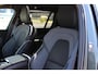 Volvo V60 T6 Plug-in hybrid AWD Ultra Dark | Beschikbaar vanaf 10-2026 | Exterieur Styling Kit | Adaptieve Cruise Control met Pilot Assist | Premium audio by Harman Kardon | 360 graden camera | Elektrisch bedienbaar panoramisch schuif-/kanteldak | Stoelverwarming | Elektrische voorstoelen met geheugen | Stuurwielverwarming | Semi-elektrische trekhaak |
