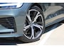 Volvo V60 T6 Plug-in hybrid AWD Ultra Dark | Beschikbaar vanaf 10-2026 | Exterieur Styling Kit | Adaptieve Cruise Control met Pilot Assist | Premium audio by Harman Kardon | 360 graden camera | Elektrisch bedienbaar panoramisch schuif-/kanteldak | Stoelverwarming | Elektrische voorstoelen met geheugen | Stuurwielverwarming | Semi-elektrische trekhaak |