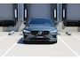 Volvo V60 T6 Plug-in hybrid AWD Ultra Dark | Beschikbaar vanaf 10-2026 | Exterieur Styling Kit | Adaptieve Cruise Control met Pilot Assist | Premium audio by Harman Kardon | 360 graden camera | Elektrisch bedienbaar panoramisch schuif-/kanteldak | Stoelverwarming | Elektrische voorstoelen met geheugen | Stuurwielverwarming | Semi-elektrische trekhaak |