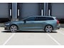 Volvo V60 T6 Plug-in hybrid AWD Ultra Dark | Beschikbaar vanaf 10-2026 | Exterieur Styling Kit | Adaptieve Cruise Control met Pilot Assist | Premium audio by Harman Kardon | 360 graden camera | Elektrisch bedienbaar panoramisch schuif-/kanteldak | Stoelverwarming | Elektrische voorstoelen met geheugen | Stuurwielverwarming | Semi-elektrische trekhaak |