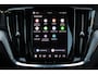 Volvo V60 T6 Plug-in hybrid AWD Ultra Dark | Beschikbaar vanaf 10-2026 | Exterieur Styling Kit | Adaptieve Cruise Control met Pilot Assist | Premium audio by Harman Kardon | 360 graden camera | Elektrisch bedienbaar panoramisch schuif-/kanteldak | Stoelverwarming | Elektrische voorstoelen met geheugen | Stuurwielverwarming | Semi-elektrische trekhaak |