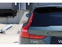 Volvo V60 T6 Plug-in hybrid AWD Ultra Dark | Beschikbaar vanaf 10-2026 | Exterieur Styling Kit | Adaptieve Cruise Control met Pilot Assist | Premium audio by Harman Kardon | 360 graden camera | Elektrisch bedienbaar panoramisch schuif-/kanteldak | Stoelverwarming | Elektrische voorstoelen met geheugen | Stuurwielverwarming | Semi-elektrische trekhaak |