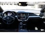 Volvo V60 T6 Plug-in hybrid AWD Ultra Dark | Beschikbaar vanaf 10-2026 | Exterieur Styling Kit | Adaptieve Cruise Control met Pilot Assist | Premium audio by Harman Kardon | 360 graden camera | Elektrisch bedienbaar panoramisch schuif-/kanteldak | Stoelverwarming | Elektrische voorstoelen met geheugen | Stuurwielverwarming | Semi-elektrische trekhaak |