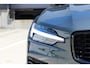 Volvo V60 T6 Plug-in hybrid AWD Ultra Dark | Beschikbaar vanaf 10-2026 | Exterieur Styling Kit | Adaptieve Cruise Control met Pilot Assist | Premium audio by Harman Kardon | 360 graden camera | Elektrisch bedienbaar panoramisch schuif-/kanteldak | Stoelverwarming | Elektrische voorstoelen met geheugen | Stuurwielverwarming | Semi-elektrische trekhaak |