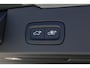 Volvo V60 T6 Plug-in hybrid AWD Ultra Dark | Beschikbaar vanaf 10-2026 | Exterieur Styling Kit | Adaptieve Cruise Control met Pilot Assist | Premium audio by Harman Kardon | 360 graden camera | Elektrisch bedienbaar panoramisch schuif-/kanteldak | Stoelverwarming | Elektrische voorstoelen met geheugen | Stuurwielverwarming | Semi-elektrische trekhaak |