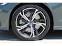 Volvo V60 T6 Plug-in hybrid AWD Ultra Dark | Beschikbaar vanaf 10-2026 | Exterieur Styling Kit | Adaptieve Cruise Control met Pilot Assist | Premium audio by Harman Kardon | 360 graden camera | Elektrisch bedienbaar panoramisch schuif-/kanteldak | Stoelverwarming | Elektrische voorstoelen met geheugen | Stuurwielverwarming | Semi-elektrische trekhaak |