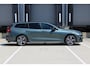 Volvo V60 T6 Plug-in hybrid AWD Ultra Dark | Beschikbaar vanaf 10-2026 | Exterieur Styling Kit | Adaptieve Cruise Control met Pilot Assist | Premium audio by Harman Kardon | 360 graden camera | Elektrisch bedienbaar panoramisch schuif-/kanteldak | Stoelverwarming | Elektrische voorstoelen met geheugen | Stuurwielverwarming | Semi-elektrische trekhaak |
