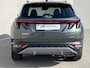 Hyundai Tucson 1.6 T-GDI PHEV Comfort Smart 4WD / 99% SOH / Fabrieksgarantie tot 04-2027 / WLTP 62km / Navi / Apple Carplay Android / Stuur- en stoelverwarming / Adapt. CC / 19" LM wielen /