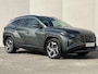 Hyundai Tucson 1.6 T-GDI PHEV Comfort Smart 4WD / 99% SOH / Fabrieksgarantie tot 04-2027 / WLTP 62km / Navi / Apple Carplay Android / Stuur- en stoelverwarming / Adapt. CC / 19" LM wielen /
