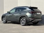 Hyundai Tucson 1.6 T-GDI PHEV Comfort Smart 4WD / 99% SOH / Fabrieksgarantie tot 04-2027 / WLTP 62km / Navi / Apple Carplay Android / Stuur- en stoelverwarming / Adapt. CC / 19" LM wielen /
