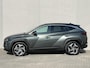 Hyundai Tucson 1.6 T-GDI PHEV Comfort Smart 4WD / 99% SOH / Fabrieksgarantie tot 04-2027 / WLTP 62km / Navi / Apple Carplay Android / Stuur- en stoelverwarming / Adapt. CC / 19" LM wielen /