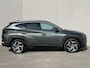 Hyundai Tucson 1.6 T-GDI PHEV Comfort Smart 4WD / 99% SOH / Fabrieksgarantie tot 04-2027 / WLTP 62km / Navi / Apple Carplay Android / Stuur- en stoelverwarming / Adapt. CC / 19" LM wielen /