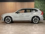 Volvo XC60 T6 AWD Recharge Ultra Dark | Facelift | Trekhaak | 360° Camera | Head-Up Display | All Season banden | Harman Kardon | Adaptieve Cruise Control | Stoelverwarming voor+achter | Stuurwielverwarming | Full LED Meesturende koplampen | Pilot Assist | BLIS Dode Hoek Detectie | Elektrische voorstoelen geheugen | Quilted Nordico bekleding | Zitting verlenging voorstoelen | Lederen Dashboard | Schuifdak | 20 Inch | Google Infotainment | Keyless Drive | Parkeersensoren voor+achter | Elektrisch bedienbare achterklep | DAB Radio | Apple Carplay/Android Auto | Draadloos telefoon opladen | Volvo On Call met mobiele App functie | Vaour Grey Metallic |