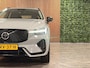 Volvo XC60 T6 AWD Recharge Ultra Dark | Facelift | Trekhaak | 360° Camera | Head-Up Display | All Season banden | Harman Kardon | Adaptieve Cruise Control | Stoelverwarming voor+achter | Stuurwielverwarming | Full LED Meesturende koplampen | Pilot Assist | BLIS Dode Hoek Detectie | Elektrische voorstoelen geheugen | Quilted Nordico bekleding | Zitting verlenging voorstoelen | Lederen Dashboard | Schuifdak | 20 Inch | Google Infotainment | Keyless Drive | Parkeersensoren voor+achter | Elektrisch bedienbare achterklep | DAB Radio | Apple Carplay/Android Auto | Draadloos telefoon opladen | Volvo On Call met mobiele App functie | Vaour Grey Metallic |
