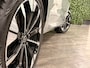 Volvo XC60 T6 AWD Recharge Ultra Dark | Facelift | Trekhaak | 360° Camera | Head-Up Display | All Season banden | Harman Kardon | Adaptieve Cruise Control | Stoelverwarming voor+achter | Stuurwielverwarming | Full LED Meesturende koplampen | Pilot Assist | BLIS Dode Hoek Detectie | Elektrische voorstoelen geheugen | Quilted Nordico bekleding | Zitting verlenging voorstoelen | Lederen Dashboard | Schuifdak | 20 Inch | Google Infotainment | Keyless Drive | Parkeersensoren voor+achter | Elektrisch bedienbare achterklep | DAB Radio | Apple Carplay/Android Auto | Draadloos telefoon opladen | Volvo On Call met mobiele App functie | Vaour Grey Metallic |