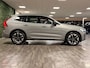 Volvo XC60 T6 AWD Recharge Ultra Dark | Facelift | Trekhaak | 360° Camera | Head-Up Display | All Season banden | Harman Kardon | Adaptieve Cruise Control | Stoelverwarming voor+achter | Stuurwielverwarming | Full LED Meesturende koplampen | Pilot Assist | BLIS Dode Hoek Detectie | Elektrische voorstoelen geheugen | Quilted Nordico bekleding | Zitting verlenging voorstoelen | Lederen Dashboard | Schuifdak | 20 Inch | Google Infotainment | Keyless Drive | Parkeersensoren voor+achter | Elektrisch bedienbare achterklep | DAB Radio | Apple Carplay/Android Auto | Draadloos telefoon opladen | Volvo On Call met mobiele App functie | Vaour Grey Metallic |