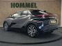 Toyota C-HR / C-HR+ 2.0 Plug-in Hybrid 220 Dynamic - ORIGINEEL NEDERLANDSE AUTO - AFKOMSTIG VAN 1E EIGENAAR - 2 LAADKABELS - DODEHOEK DETECTIE - 18 INCH LICHT METALEN VELGEN - STUURVERWARMING - VOORSTOELEN VERWARMD - PARKEERSENOREN VOOR/ACHTER