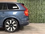 Volvo XC90 T8 AWD Recharge Plus Bright Vol! | Luchtvering | Stoelventilatie | 360° Camera | Harman Kardon | 455pk | Schuifdak | Adaptieve Cruise Control | Stoelverwarming voor+achter | Stuurwielverwarming | 21 Inch | Full LED meesturende koplampen | Pilot Assist | BLIS Dode Hoek Detectie | Elektrische voorstoelen geheugen | Nappa lederen bekleding | Lederen dashboard | Elektrisch verstelbare zijwangen | Keyless Drive | Parkeersensoren voor+achter | Google Infotainment | Privacy Glass | Elektrisch bedienbare achterklep | Geïntegreerd kinderzitje achterin | Geïntegreerde zongordijnen achterportieren | 7-Persoons | 4-Zone Climate Control | DAB Radio | Apple Carplay/Android Auto | Draadloos telefoon opladen | Verlichte instaplijsten | Volvo On Call met mobiele App functie | Denim Blue Metallic |