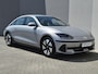 Hyundai Ioniq 6 Connect 77.4 kWh / 100% SOH / 8 jaar Batterijgarantie / Fabrieksgarantie tot 04-2029 / Dealer onderhouden / CCS snelladen / All season banden / Stuur- & Stoel verwarming / Elektrische achterklep / Achteruitrijcamera / Adaptief cruise control / Apple Carplay Android Auto / Keyless Entry/Start /