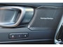Volvo XC40 B3 Plus Black Edition - Panorama/schuifdak - IntelliSafe Assist & Surround - 360º Camera - Harman/Kardon audio - Verwarmde voorstoelen & stuur - Parkeersensoren voor & achter - Elektr. bedienb. voorstoelen met geheugen links - Draadloze tel. lader - Extra getint glas - 20' LMV