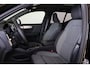 Volvo XC40 B3 Plus Black Edition - Panorama/schuifdak - IntelliSafe Assist & Surround - 360º Camera - Harman/Kardon audio - Verwarmde voorstoelen & stuur - Parkeersensoren voor & achter - Elektr. bedienb. voorstoelen met geheugen links - Draadloze tel. lader - Extra getint glas - 20' LMV