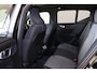 Volvo XC40 B3 Plus Black Edition - Panorama/schuifdak - IntelliSafe Assist & Surround - 360º Camera - Harman/Kardon audio - Verwarmde voorstoelen & stuur - Parkeersensoren voor & achter - Elektr. bedienb. voorstoelen met geheugen links - Draadloze tel. lader - Extra getint glas - 20' LMV