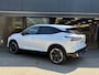 Nissan Qashqai 1.5 e-Power Tekna Plus NIEUW UIT VOORRAAD LEVERBAAR | Stoelmassage | Lederen bekleding | Bose geluidsinstallatie | Stoelverwarming | Stuurverwarming | Adaptieve Cruise Control | Climate Control | Panoramadak | Apple CarPlay & Android Auto | 10 jaar fabrieksgarantie