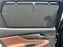 Hyundai Santa Fe 1.6 T-GDI PHEV Premium Sky / Fabrieksgarantie tot 05-2027 / Accu SoH 100 % EAER 58 km / Leder / Panorama Schuifdak / Afn. trekhaak 1.350 kg  / HUD / Elektrische stoelen & klep / Stoelventilatie / Stuur-, stoel- & achterbankverwarming / 19"LM wielen /