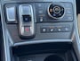 Hyundai Santa Fe 1.6 T-GDI PHEV Premium Sky / Fabrieksgarantie tot 05-2027 / Accu SoH 100 % EAER 58 km / Leder / Panorama Schuifdak / Afn. trekhaak 1.350 kg  / HUD / Elektrische stoelen & klep / Stoelventilatie / Stuur-, stoel- & achterbankverwarming / 19"LM wielen /