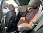 Hyundai Santa Fe 1.6 T-GDI PHEV Premium Sky / Fabrieksgarantie tot 05-2027 / Accu SoH 100 % EAER 58 km / Leder / Panorama Schuifdak / Afn. trekhaak 1.350 kg  / HUD / Elektrische stoelen & klep / Stoelventilatie / Stuur-, stoel- & achterbankverwarming / 19"LM wielen /