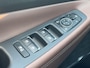 Hyundai Santa Fe 1.6 T-GDI PHEV Premium Sky / Fabrieksgarantie tot 05-2027 / Accu SoH 100 % EAER 58 km / Leder / Panorama Schuifdak / Afn. trekhaak 1.350 kg  / HUD / Elektrische stoelen & klep / Stoelventilatie / Stuur-, stoel- & achterbankverwarming / 19"LM wielen /