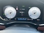 Hyundai Santa Fe 1.6 T-GDI PHEV Premium Sky / Fabrieksgarantie tot 05-2027 / Accu SoH 100 % EAER 58 km / Leder / Panorama Schuifdak / Afn. trekhaak 1.350 kg  / HUD / Elektrische stoelen & klep / Stoelventilatie / Stuur-, stoel- & achterbankverwarming / 19"LM wielen /