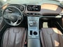 Hyundai Santa Fe 1.6 T-GDI PHEV Premium Sky / Fabrieksgarantie tot 05-2027 / Accu SoH 100 % EAER 58 km / Leder / Panorama Schuifdak / Afn. trekhaak 1.350 kg  / HUD / Elektrische stoelen & klep / Stoelventilatie / Stuur-, stoel- & achterbankverwarming / 19"LM wielen /