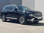 Hyundai Santa Fe 1.6 T-GDI PHEV Premium Sky / Fabrieksgarantie tot 05-2027 / Accu SoH 100 % EAER 58 km / Leder / Panorama Schuifdak / Afn. trekhaak 1.350 kg  / HUD / Elektrische stoelen & klep / Stoelventilatie / Stuur-, stoel- & achterbankverwarming / 19"LM wielen /