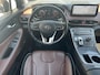 Hyundai Santa Fe 1.6 T-GDI PHEV Premium Sky / Fabrieksgarantie tot 05-2027 / Accu SoH 100 % EAER 58 km / Leder / Panorama Schuifdak / Afn. trekhaak 1.350 kg  / HUD / Elektrische stoelen & klep / Stoelventilatie / Stuur-, stoel- & achterbankverwarming / 19"LM wielen /