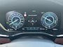 Hyundai Santa Fe 1.6 T-GDI PHEV Premium Sky / Fabrieksgarantie tot 05-2027 / Accu SoH 100 % EAER 58 km / Leder / Panorama Schuifdak / Afn. trekhaak 1.350 kg  / HUD / Elektrische stoelen & klep / Stoelventilatie / Stuur-, stoel- & achterbankverwarming / 19"LM wielen /