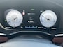 Hyundai Santa Fe 1.6 T-GDI PHEV Premium Sky / Fabrieksgarantie tot 05-2027 / Accu SoH 100 % EAER 58 km / Leder / Panorama Schuifdak / Afn. trekhaak 1.350 kg  / HUD / Elektrische stoelen & klep / Stoelventilatie / Stuur-, stoel- & achterbankverwarming / 19"LM wielen /