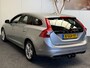Volvo V60 2.4 D6 AWD PLUG-IN HYBRID SUMMUM LEDER NAVIGATIE CRUISE CONTROL BLUETOOTH TELEFOON RIJSTROOKSENSOREN DODEHOEKSENSOREN TREKHAAK ZEER MOOI !!