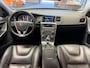 Volvo V60 2.4 D6 AWD PLUG-IN HYBRID SUMMUM LEDER NAVIGATIE CRUISE CONTROL BLUETOOTH TELEFOON RIJSTROOKSENSOREN DODEHOEKSENSOREN TREKHAAK ZEER MOOI !!