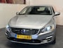 Volvo V60 2.4 D6 AWD PLUG-IN HYBRID SUMMUM LEDER NAVIGATIE CRUISE CONTROL BLUETOOTH TELEFOON RIJSTROOKSENSOREN DODEHOEKSENSOREN TREKHAAK ZEER MOOI !!