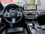 BMW 5-Serie 530e High Executive M Sport Pro Individual kleur Le Mans Blue Head-Up Display Harman-Kardon Stuurwielverwarming Schuif-/Kanteldak 20 Inch Comfortzetels 360 Gr. Camera Vol!