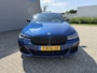BMW 5-Serie 530e High Executive M Sport Pro Individual kleur Le Mans Blue Head-Up Display Harman-Kardon Stuurwielverwarming Schuif-/Kanteldak 20 Inch Comfortzetels 360 Gr. Camera Vol!