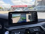 BMW 5-Serie 530e High Executive M Sport Pro Individual kleur Le Mans Blue Head-Up Display Harman-Kardon Stuurwielverwarming Schuif-/Kanteldak 20 Inch Comfortzetels 360 Gr. Camera Vol!